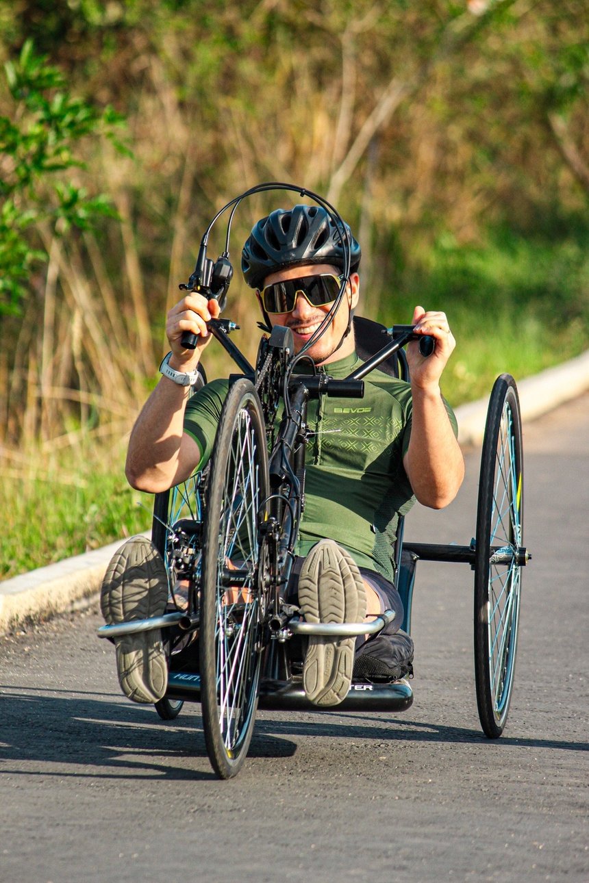 Hadson Caldas, fundador da HC Assessoria Esportiva, em sua handbike de paraciclismo